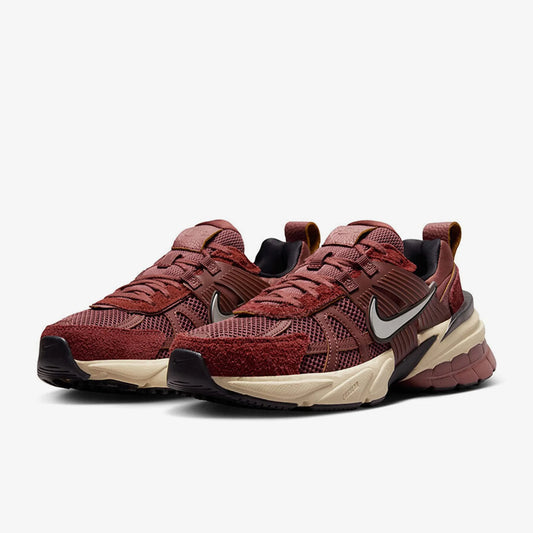 Nike Official Authentic W NIKE V2K RUN Retro-skor för kvinnor, slitstarka ”dad shoes” FN6703-201