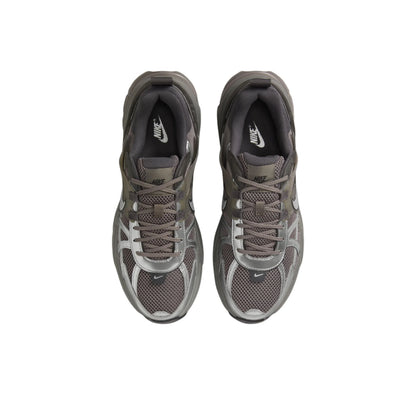 Chaussures de course Nike V2K Run Retro : amorti confortable et construction résistante. Style décontracté unisexe pour tous les jours. HQ1678-200