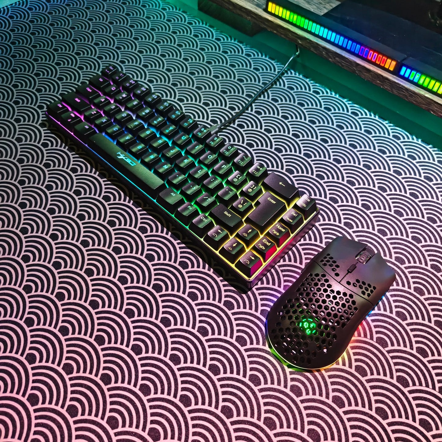 Conjunto gaming portátil HXSJ 60% RGB de teclado y ratón: teclado de membrana con cable de 68 teclas y ratón inalámbrico ligero de 3 modos para PC y Mac