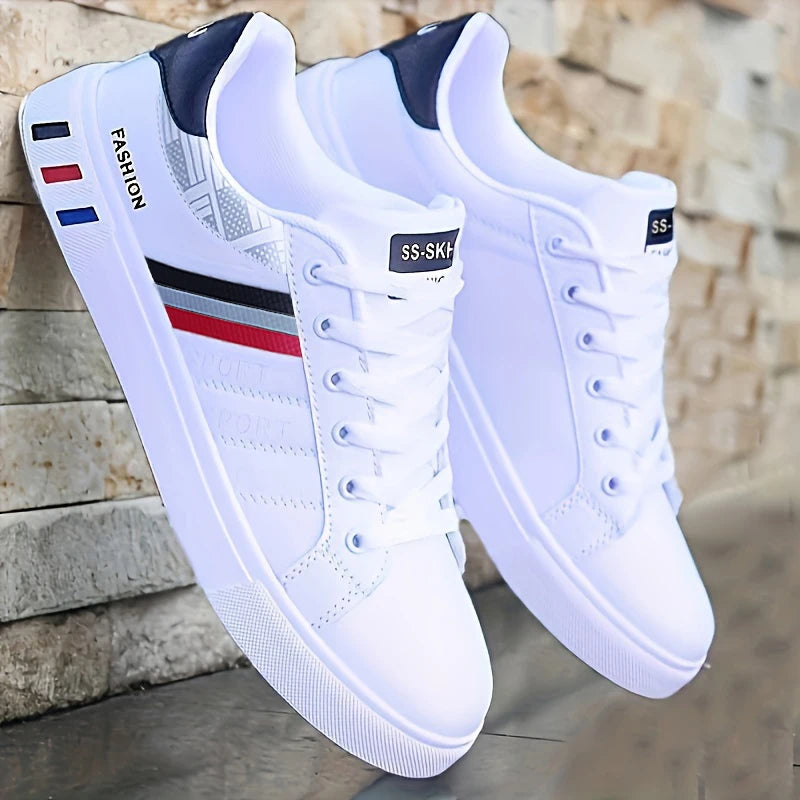 Une paire de baskets blanches, parfaites pour le skateboard, les sports décontractés et le quotidien. Léger avec une semelle souple, adapté pour
