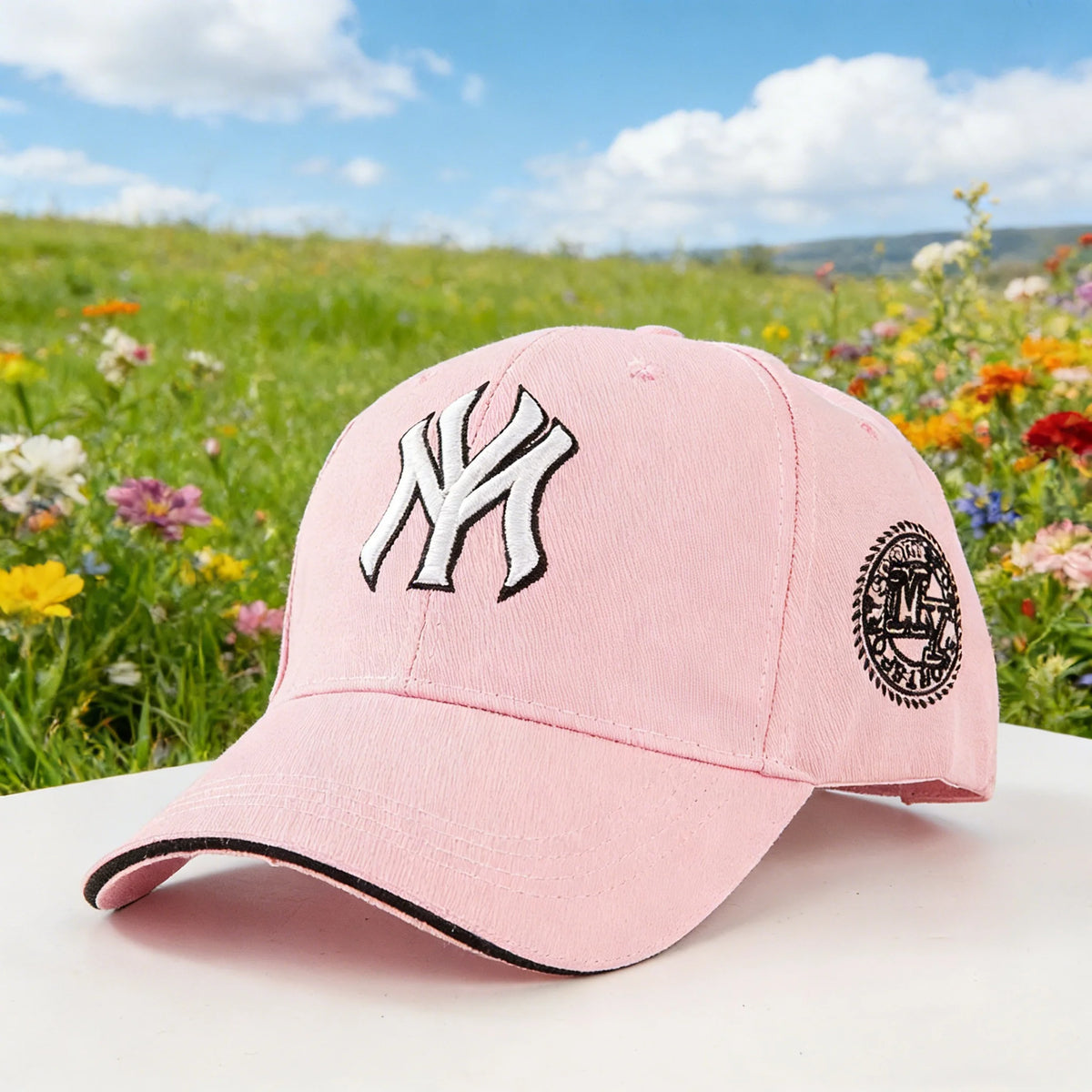 Fashionable baseball cap: Enhance your outdoor Image! Featuring classic New York logos and retro badges, it is both fashionable