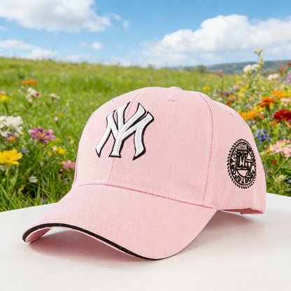Fashionable baseball cap: Enhance your outdoor Image! Featuring classic New York logos and retro badges, it is both fashionable