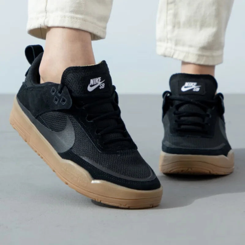 Nike's New SB Series Lightweight and Comfortable Outdoor Women's Skate Shoes, Wear-Resistant and Durable for Daily Use, Low-Top White Shoes, Fashionable and Versatile Black Commuter Flat Shoes, a Must-Have for Women FN4210-00