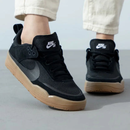 Nike's New SB Series Lightweight and Comfortable Outdoor Women's Skate Shoes, Wear-Resistant and Durable for Daily Use, Low-Top White Shoes, Fashionable and Versatile Black Commuter Flat Shoes, a Must-Have for Women FN4210-00