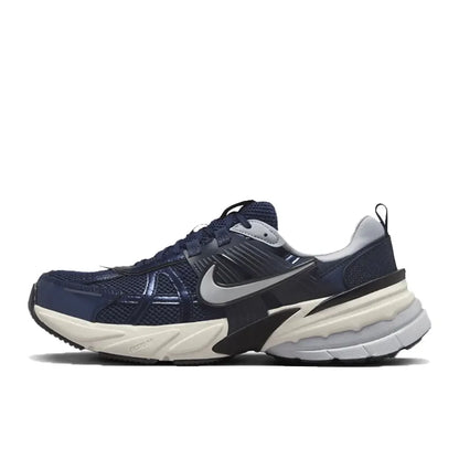 Chaussures de course Nike V2K Run Retro : amorti confortable et construction résistante. Style décontracté unisexe pour tous les jours. HQ1678-200