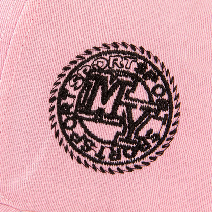 Fashionable baseball cap: Enhance your outdoor Image! Featuring classic New York logos and retro badges, it is both fashionable