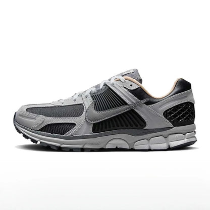 Nike Zoom Vomero 5 Yankees маратонки за бягане, унисекс – лека, отзивчива амортизация за тренировки за мъже и жени FJ4151-003