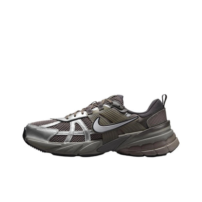Chaussures de course Nike V2K Run Retro : amorti confortable et construction résistante. Style décontracté unisexe pour tous les jours. HQ1678-200