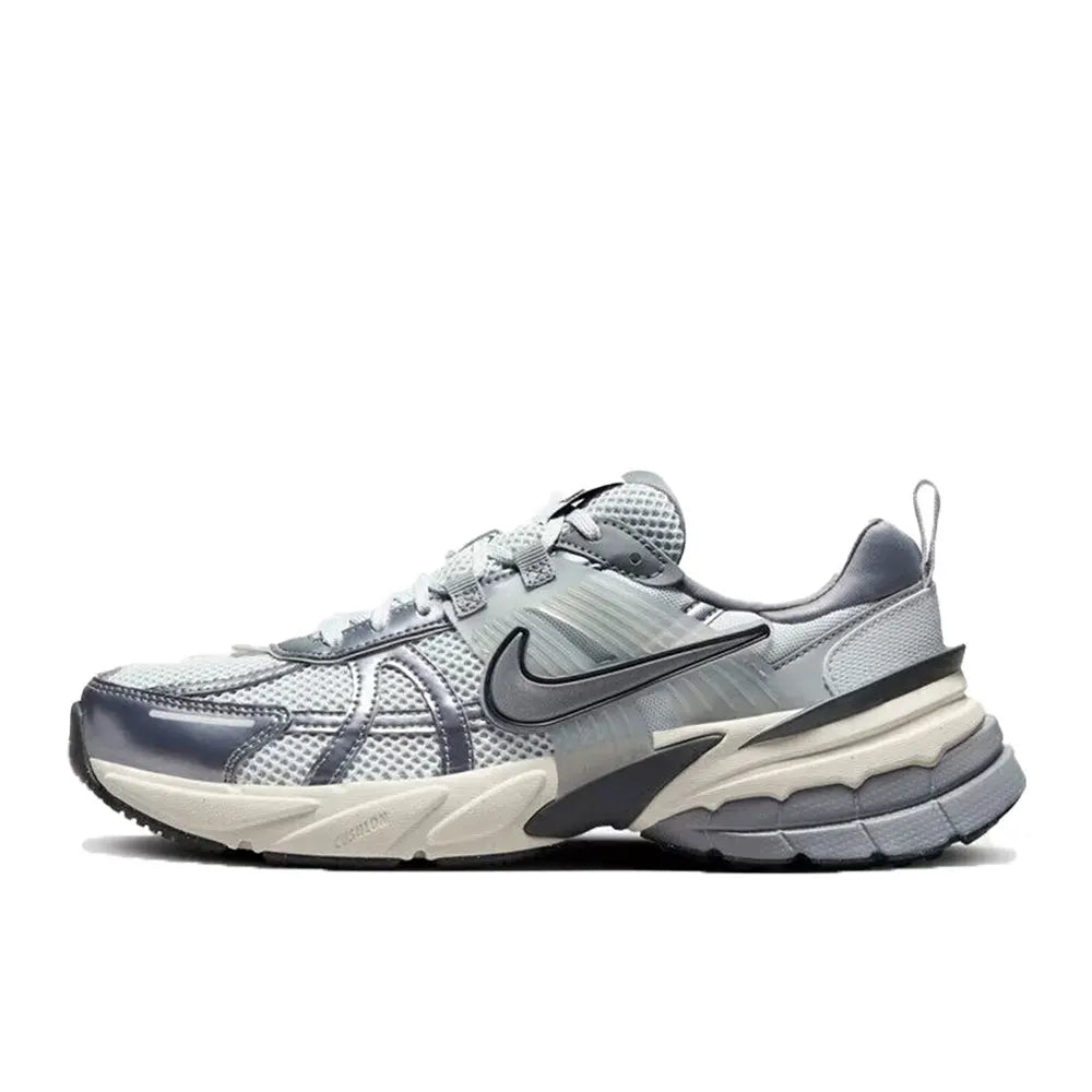 Chaussures de course Nike V2K Run Retro : amorti confortable et construction résistante. Style décontracté unisexe pour tous les jours. HQ1678-200