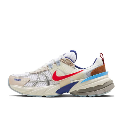 Chaussures de course Nike V2K Run Retro : amorti confortable et construction résistante. Style décontracté unisexe pour tous les jours. HQ1678-200