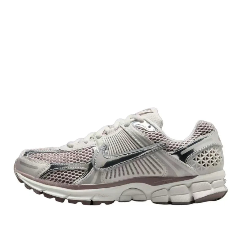 „Nike Zoom Vomero 5“ – patogūs, universalūs, patvarūs, kvėpuojantys moteriški žemi bėgimo bateliai, sidabriniai, HV6417-001