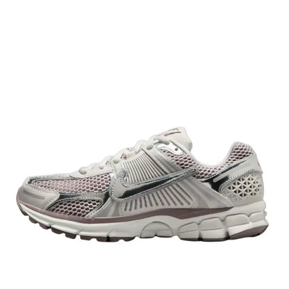 „Nike Zoom Vomero 5“ – patogūs, universalūs, patvarūs, kvėpuojantys moteriški žemi bėgimo bateliai, sidabriniai, HV6417-001