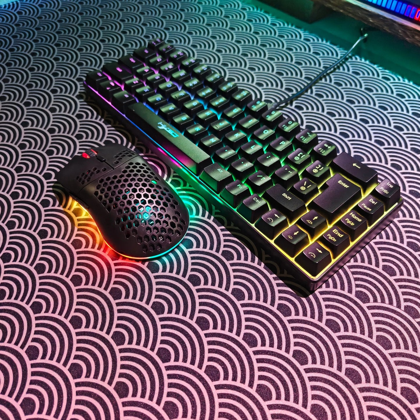 Conjunto gaming portátil HXSJ 60% RGB de teclado y ratón: teclado de membrana con cable de 68 teclas y ratón inalámbrico ligero de 3 modos para PC y Mac