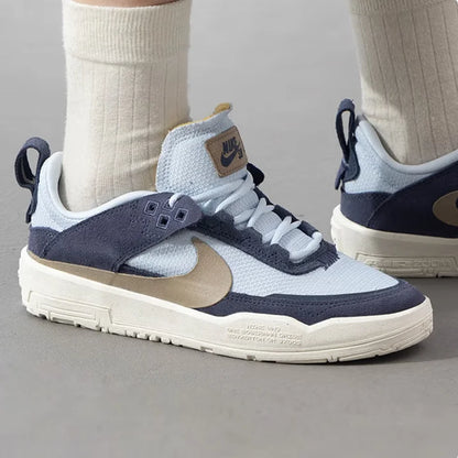 La nuova serie SB di Nike offre grip elevato, comfort e resistenza per scarpe da skateboard outdoor da donna. Materiale in mesh leggero, resistente per gli spostamenti quotidiani, scarpe basse flat. SB Day One trendy blu, versatile, sportiva