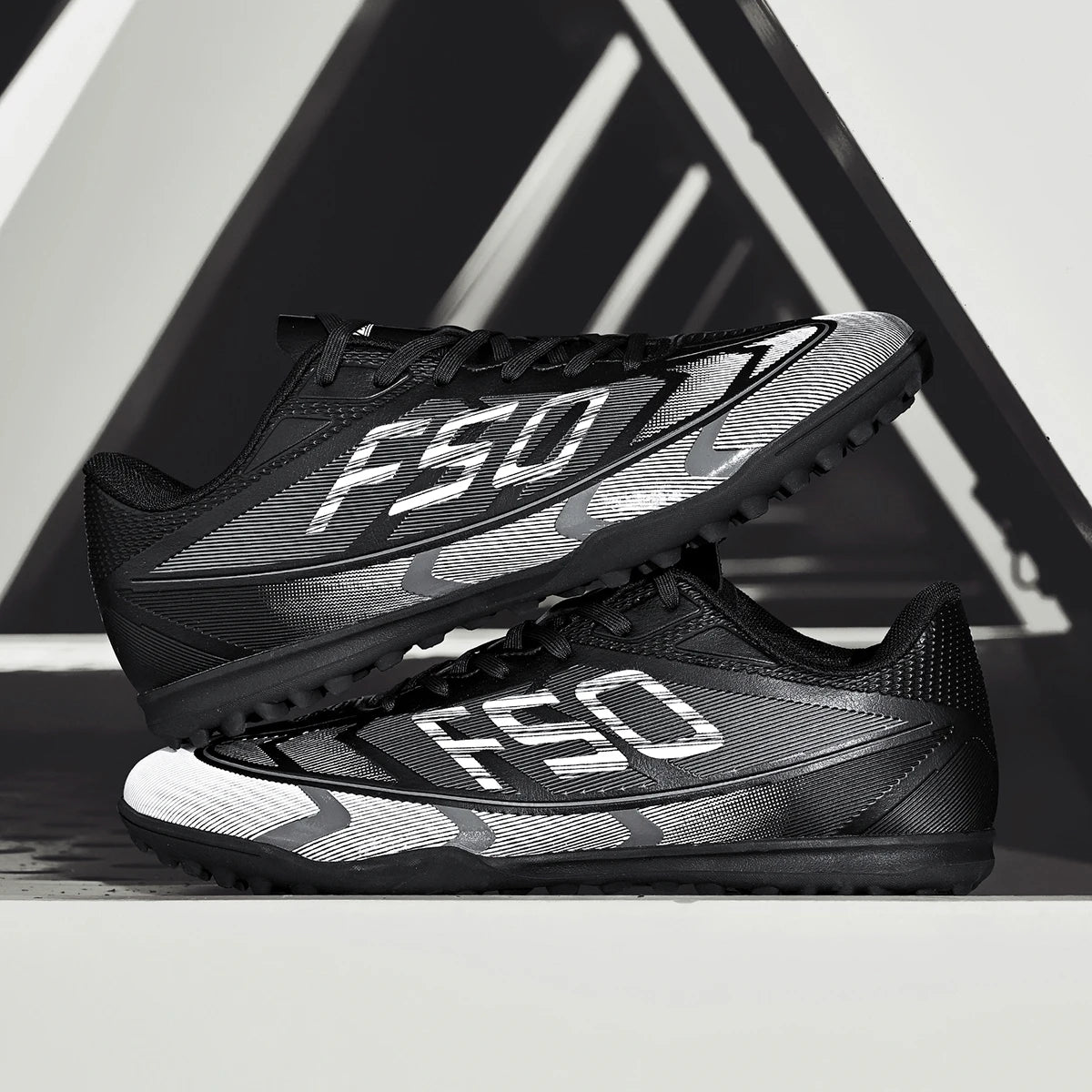 Chaussures de football pour hommes, modèle TF pour terrains synthétiques, tige en PU respirant, crampons en caoutchouc antidérapants, baskets de football pour adultes, idéales pour l’entraînement sur gazon synthétique