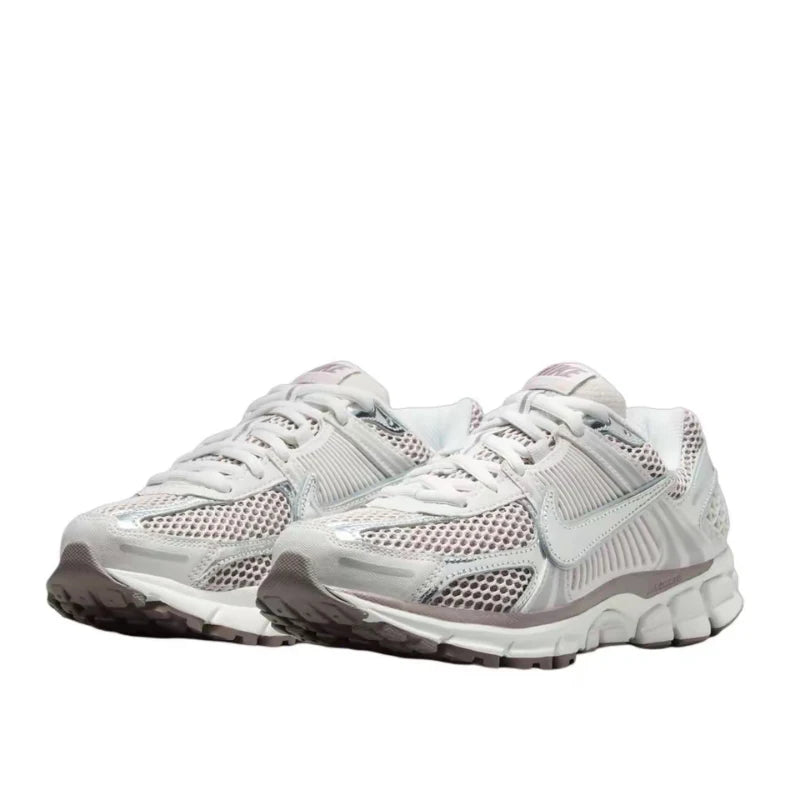 „Nike Zoom Vomero 5“ – patogūs, universalūs, patvarūs, kvėpuojantys moteriški žemi bėgimo bateliai, sidabriniai, HV6417-001