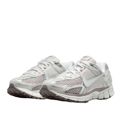 „Nike Zoom Vomero 5“ – patogūs, universalūs, patvarūs, kvėpuojantys moteriški žemi bėgimo bateliai, sidabriniai, HV6417-001