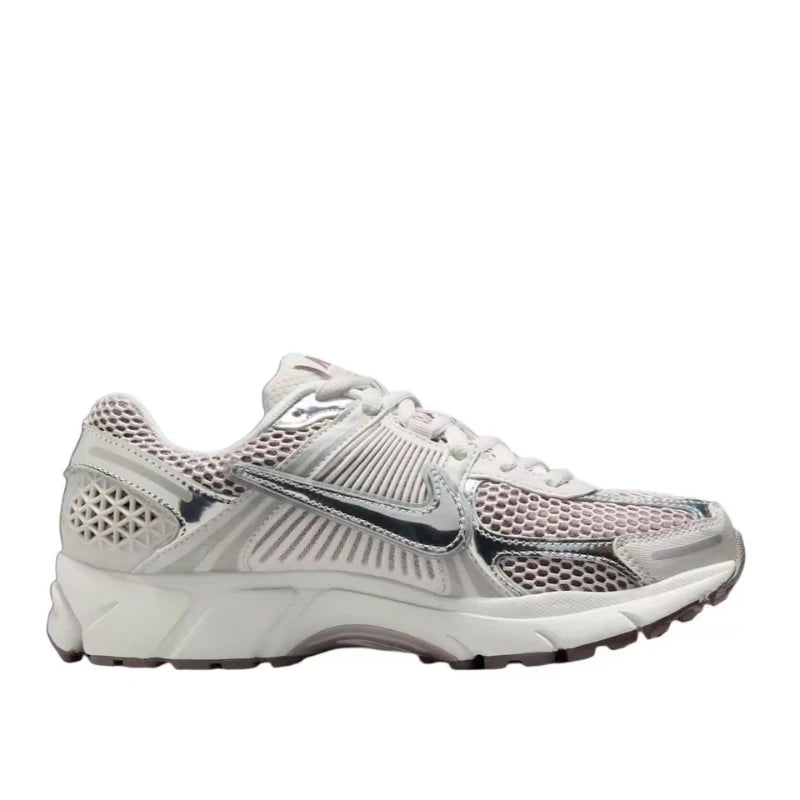 „Nike Zoom Vomero 5“ – patogūs, universalūs, patvarūs, kvėpuojantys moteriški žemi bėgimo bateliai, sidabriniai, HV6417-001