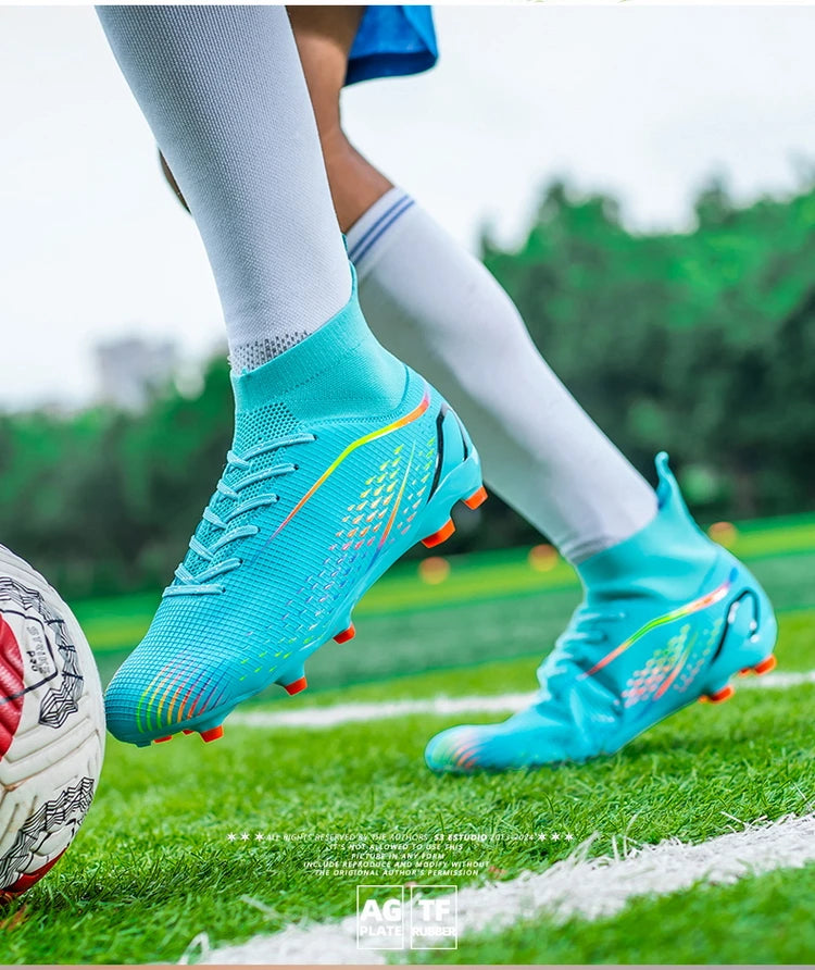 Chaussures de football à crampons longs FG avec col chaussette montante, tige texturée, crampons pour terrain dur, légères, antidérapantes et offrant une bonne adhérence.