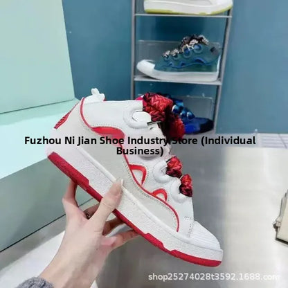 Scarpe skate comode con tacco alto, suola spessa, stile casual sportivo dad shoes, nuovo stile vietnamita cambogiano, slip-on con nodo