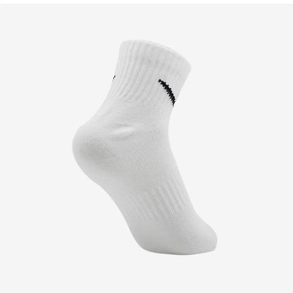 Meias Nike Meias grossas de basquetebol da Nike Meias desportivas compridas com tecnologia Dri-FIT para respirabilidade, embalagem de 3 pares SX7667-100