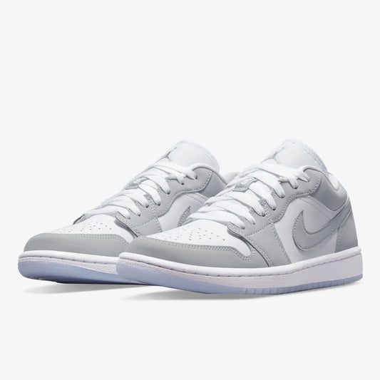 Nike, chaussures de basketball classiques pour hommes et femmes, modèle AIR JORDAN 1 AJ1, référence DC0774-105.
