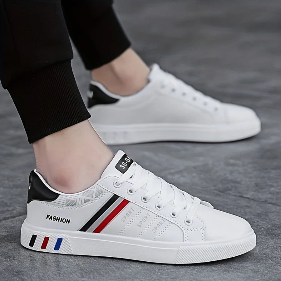 Une paire de baskets blanches, parfaites pour le skateboard, les sports décontractés et le quotidien. Léger avec une semelle souple, adapté pour