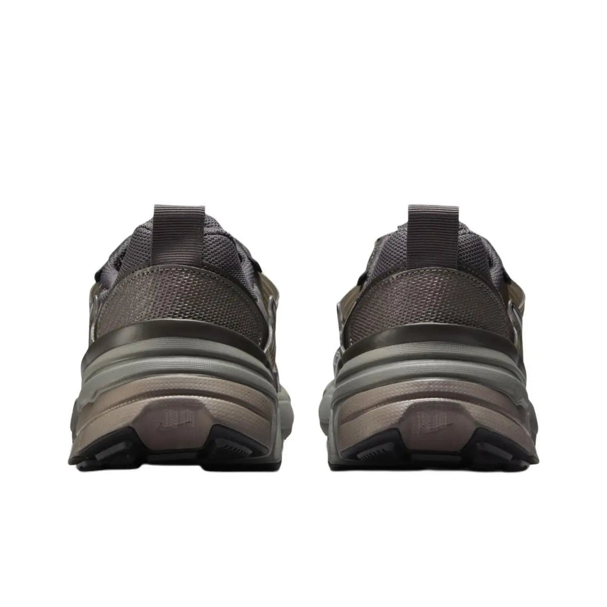 Chaussures de course Nike V2K Run Retro : amorti confortable et construction résistante. Style décontracté unisexe pour tous les jours. HQ1678-200