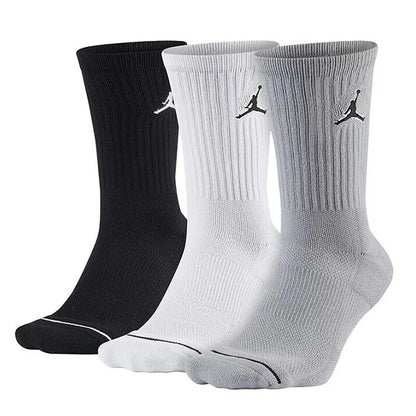 Nike EVERYDAY CREW: Stylish, comfortable, slip-resistant, and durable unisex soft basketball socks (3-pack)  DA2123-100