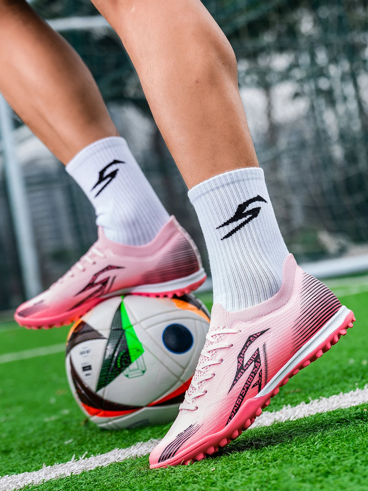 Chaussures de football pour hommes adultes, modèle TF, à tiges hautes, avec empeigne souple en PU, semelles antidérapantes et crampons, idéales pour les matchs et l'entraînement sur gazon synthétique.