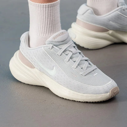 Nike IB2766-009, chaussures de course pour femmes avec amorti, respirantes, confortables, idéales pour le sport et les activités de plein air.