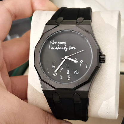 Relógio de luxo para homem com caixa octogonal e bracelete em silicone, à prova de água, dotado de um mostrador com o slogan humorístico «Who Cares I'm Already Late» (E daí, já estou atrasado).