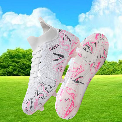 Chaussures de football, sneakers, chaussures de soccer, au-dessus de la cheville mais pas jusqu'au genou, semelle antidérapante à crampons.
