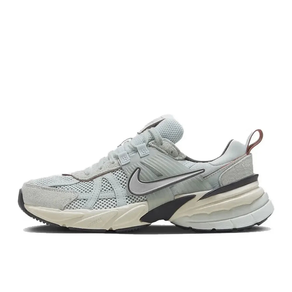 Chaussures de course Nike V2K Run Retro : amorti confortable et construction résistante. Style décontracté unisexe pour tous les jours. HQ1678-200