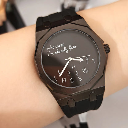 Relógio de luxo para homem com caixa octogonal e bracelete em silicone, à prova de água, dotado de um mostrador com o slogan humorístico «Who Cares I'm Already Late» (E daí, já estou atrasado).