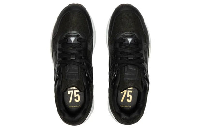 Puma R698 75Y, baskets en cuir et tissu, chaussures de ville confortables à tige basse, baskets noires et blanches, 393403-01.